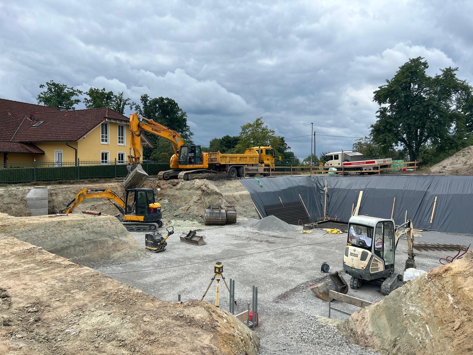 LKW der Stoll GmbH beim Transport von Baumaterialien